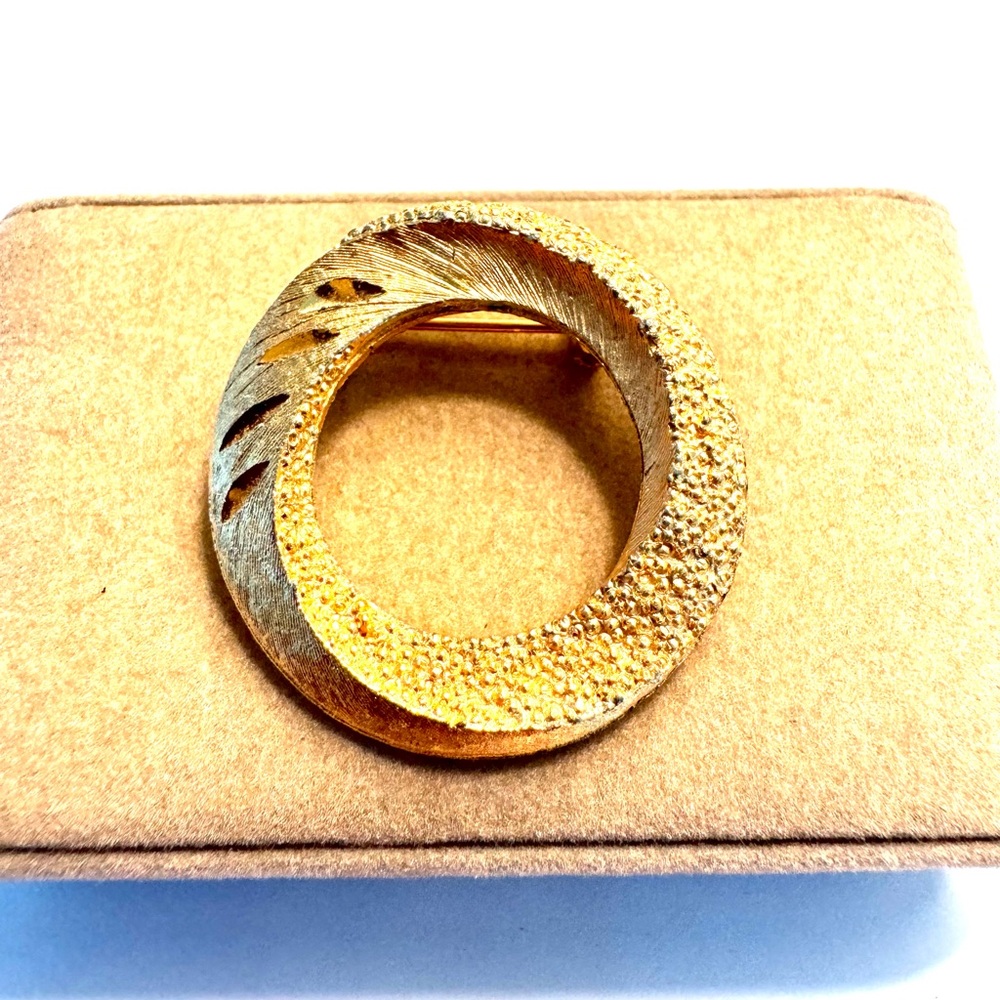 Vintage 1960s Signed Mamselle Gold Tone Textured Circle Brooch Modernist Pin